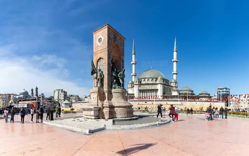 Piazza Taksim: Il Cuore Pulsante di Istanbul